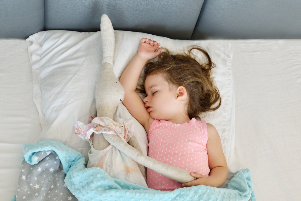 toddler sleepin gin bed with stuffed animal